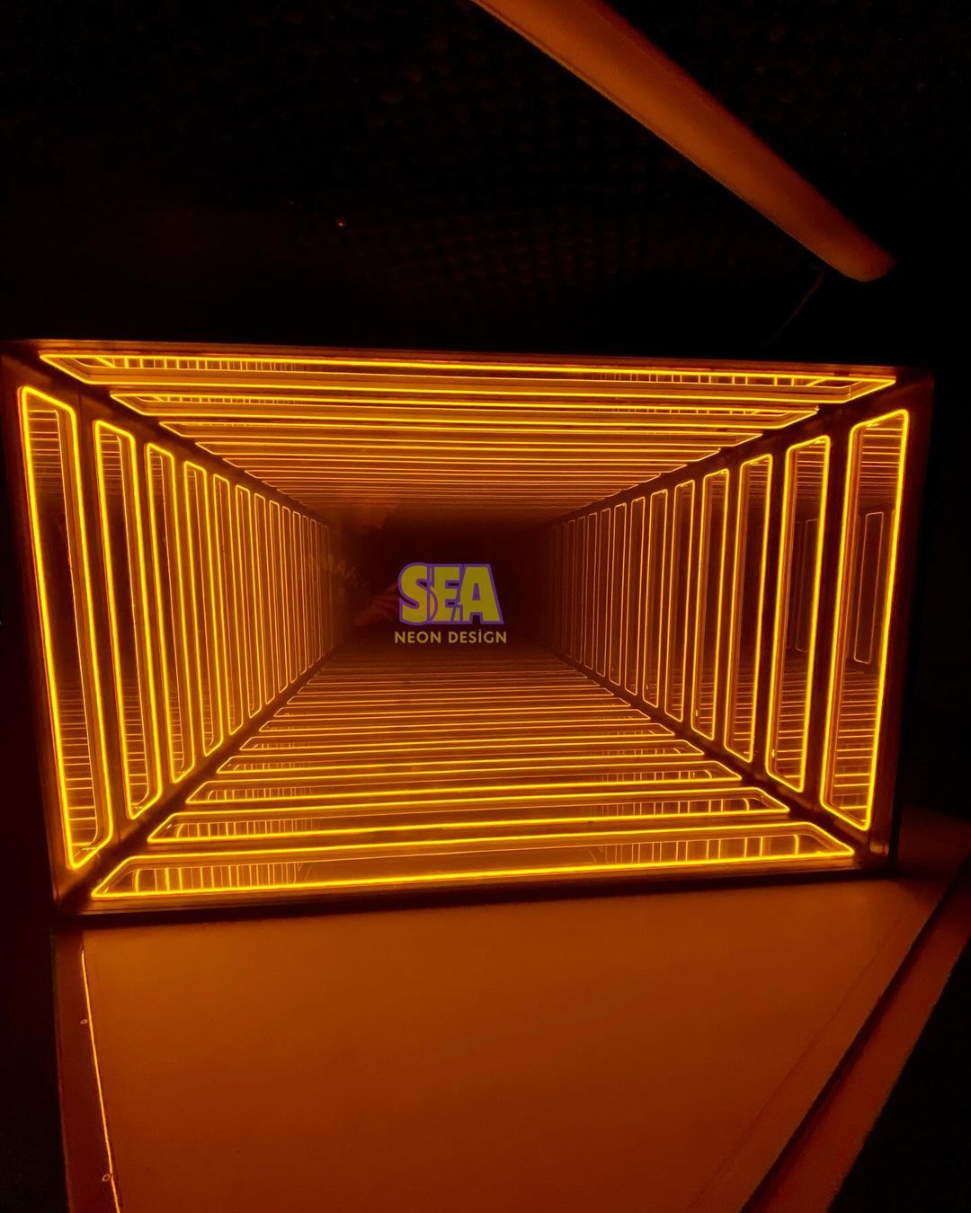 Fotografía de espejo infinito con túnel rectangular de luces naranja