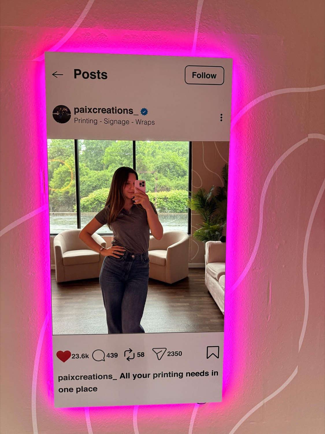 Fotografía de espejo personalizado estilo Instagram con iluminación rosa